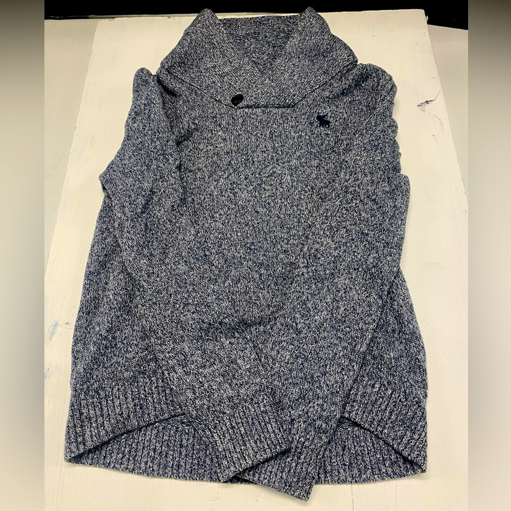 Pull over shawl collared men’s sweater.